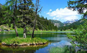 Mountain river, river, place, nice, shore, reflection, trees, greenery, landscape, beautiful, grass, lake, mountain, summer, clouds, nature, sky, riverbank, lovely HD wallpaper
