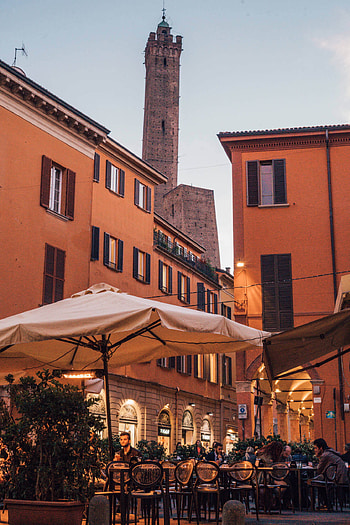 Smart traveler's guide to Bologna, Mistakes to avoid, Insider tips, First-time visitors HD phone wallpaper