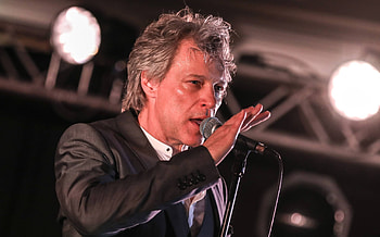 Jon Bon Jovi, Mass sing-along, Livin' on a Prayer tribute, Chicago concert moment HD wallpaper