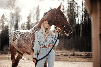 Cowgirl all in Denim, horse, cowgirl, denim, hat HD wallpaper