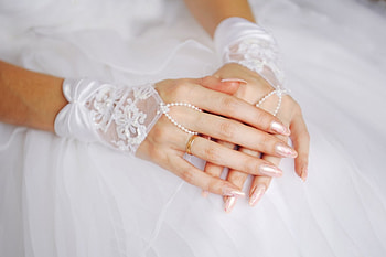 Bride's Hands, white lace, wedding, pearls, hands, manicure HD wallpaper