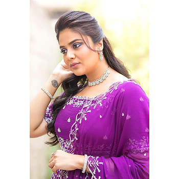 Sreemukhi, sari, hair HD phone wallpaper