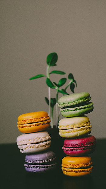 finger food, Confectionery dessert macaroon, Cake macaroons, Macaroon HD phone wallpaper