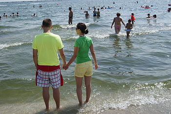 Matching colours, fun, love, couple, colours, beach HD wallpaper