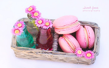 **Delicious Macarons**, sweet, pic nic, garden, delicious, daisies, pink, fantastic, flowers, macarons, lovely HD wallpaper