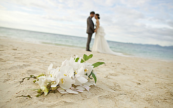 Sweet Love, sea, sand, sea view, lafy, romance, beach, woman, wedding, love, clouds, nature, flowers, sky, romantic, bride, ocean HD wallpaper