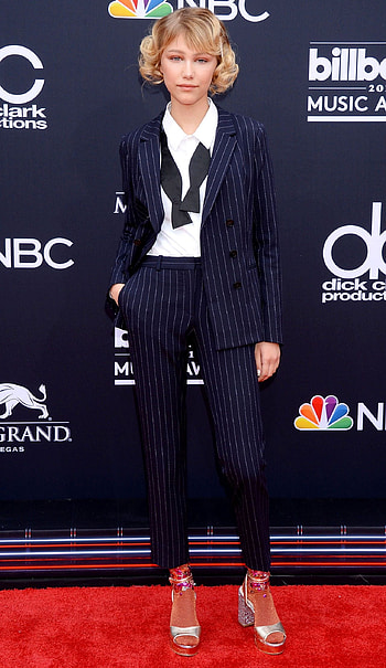 Grace VanderWaal, Fashion icon, Outfit inspiration, Celebmafia HD phone wallpaper