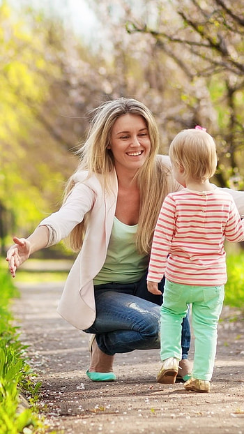 Mom And Baby, Baby Walk HD phone wallpaper