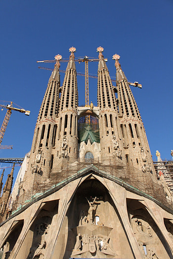 Sagrada Familia, Barcelona attraction, Gaudi's legacy, Artistic brilliance HD phone wallpaper