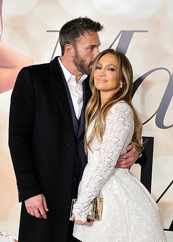 Ben Affleck, Jennifer Lopez, Marry Me screening, Sweet kiss HD phone wallpaper
