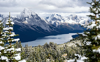 Snowy Maligne Lake, Jasper NP, Alberta, mountains, canada, snow, clouds, trees, sky HD wallpaper