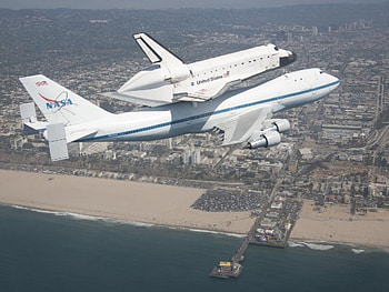 OVER SANTA MONICA PIER, flight, pier, space shuttle, endeavour HD wallpaper