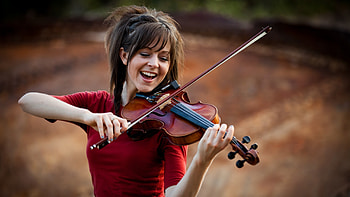 Lindsey Stirling, Mesmerizing violinist, Dynamic personality, Beautiful compositions HD wallpaper