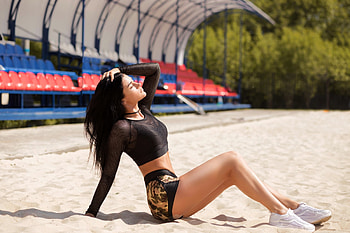 A Day at the Beach, model, shorts, beach, brunette HD wallpaper
