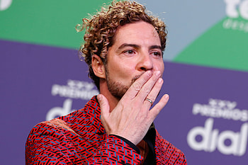 David Bisbal COVID, Spanish singer, Latin pop, Overcoming challenges HD wallpaper