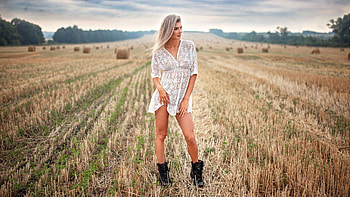 Big Ranch, cowgirls, ranch, blondes, field HD wallpaper