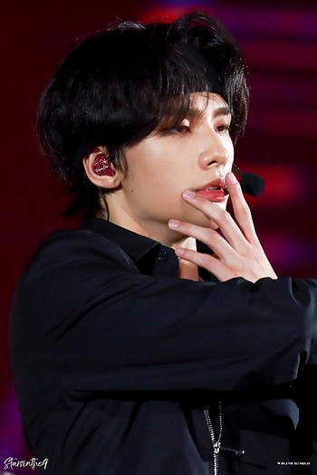 hyunjin on stage, kpop, stray kids HD phone wallpaper
