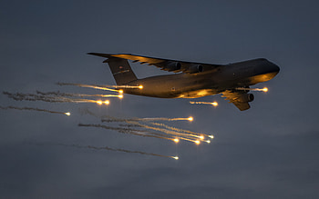 Lockheed C-5 Galaxy, US military transport aircraft, US Air Force, heat traps, C-5M, aircraft in the sky HD wallpaper