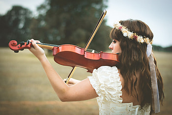Portrait of a musical woman, Beautiful girl with violin, Hair flowing HD wallpaper