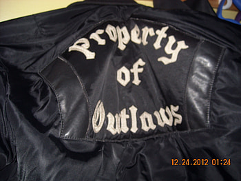 Judge says Outlaws biker group won't get vests, badges back after bar brawl - Chicago Tribune HD wallpaper