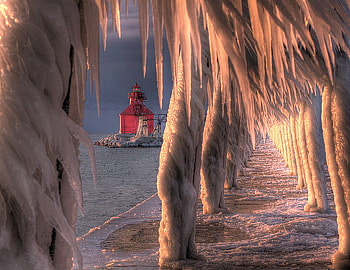Winters grasp, winter, lighthouse, frozen, sunlight, pier, ice HD wallpaper