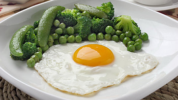 Food, Greens, Scrambled Eggs, Breakfast, Peas, Polka Dots, Broccoli, Yolk HD wallpaper