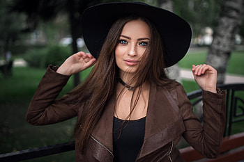 Blue Eyes Brunette Girl Depth Of Field, brunette, girls, depth-of-field, blue-eyes, eyes, hat HD wallpaper