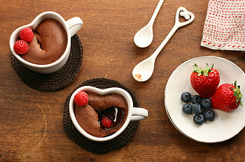 Happy Valentine's Day!!!, great, strawberry, graphy, souffle, dessert, beauty, nice, valentine, holiday, hearts, amazing, chocolate dessert, delicious, blueberry, romance, beautiful, fruits, raspberry, food, pretty, love, with love, cool, romantic, heart, lovely, valentines day HD wallpaper