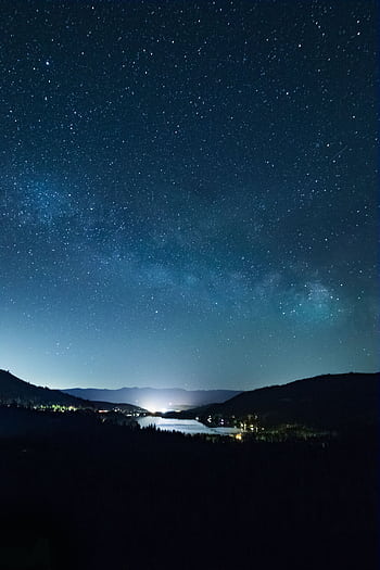 A breathtaking view of the starry night sky over Donner Lake in Truckee, California. HD phone wallpaper