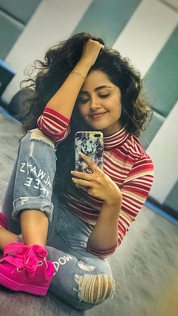 anupama Pameshwaran, malayalam actress, anupama, stylish HD phone wallpaper