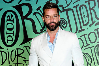 Ricky Martin, Striking leg tattoo, Artistic expression, Unique body art HD wallpaper