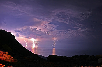 Lightening over water, danger, nature, water, lightening HD wallpaper