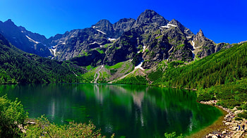 Picnic on the lake, beautiful, rocks, serenity, tranquil, mountain, lake, shore, reflection, cliffs, sky, picnic HD wallpaper