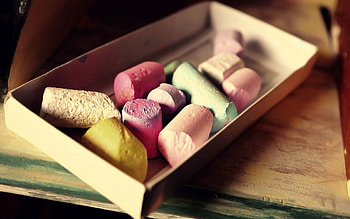 Miscellanea, Miscellaneous, Box, Stranded, Shallow, Childhood, Colored, Crayons HD wallpaper