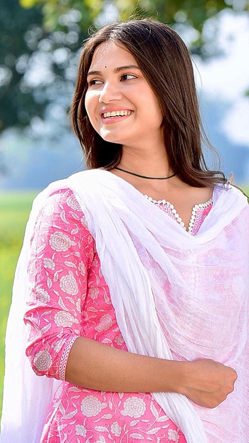 Richa Bharadwaj, singer HD phone wallpaper