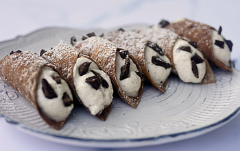 Cannoli, Irresistible treat, Creamy filling, Flaky pastry HD wallpaper