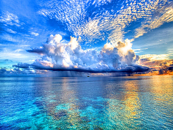 Cloudy sky over the sea, blue, sea, reflection, over, clouds, sky, water, ocean HD wallpaper