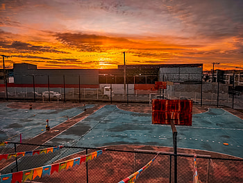 A basketball court with a sunrise in the background, sky, sun, cloud, graphy, basketball, Basketball court HD wallpaper