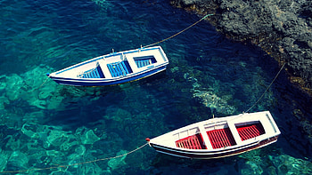 Red and blue, Dinghy boats, Gray rock, Boat HD wallpaper