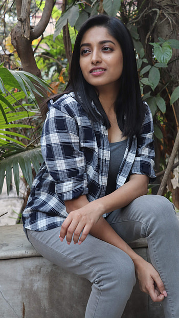 Isha Saha, bollywood actress HD phone wallpaper