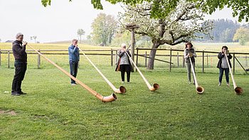 Alphornkurs resunar alphorn, Cor des alpes, Alpine horn, Alphorn experience HD wallpaper