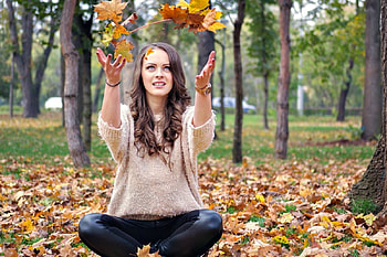 Playing In The Leaves, Leaves, Playing, Woman, Smile, Female HD wallpaper