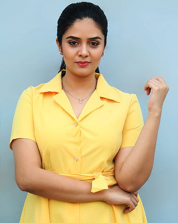 Sreemukhi, Telugu actress, anchor, model HD phone wallpaper