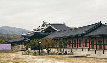 Explore the grandeur of Korean traditional architecture at a historic Seoul palace. HD wallpaper