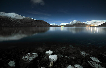 The Kola Penninsula, night, kola, rocky, penninsula, beautiful, stars, beach, lights, sky, mountains HD wallpaper