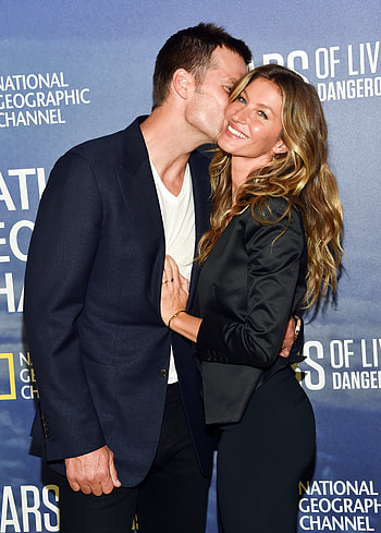 Gisele Bundchen, Tom Brady, PDA on red carpet, NYC HD phone wallpaper