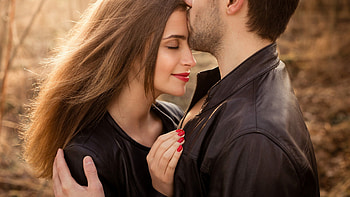 Boy and girl hugs HD wallpaper