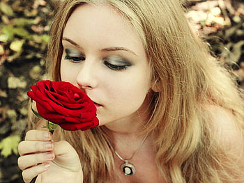 Thank you for the gift, young woman, blonde, girl, gift, woman, summer, rose, flower, red, smells HD wallpaper
