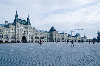 Historic GUM department store facade at Red Square under a cloudy sky, Moscow, Russia. HD wallpaper