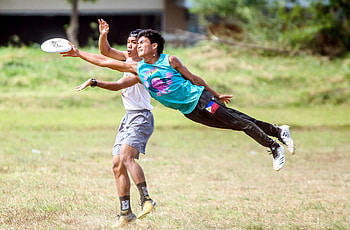 Tarmene mew mew frisbee, Unique disc game, Playful frisbee sport, Disc throwing joy HD wallpaper
